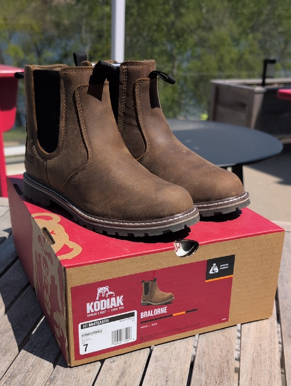 Kodiak Bralorne Chelsea Boots 7